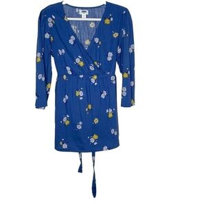 Old Navy blue maternity top with daily print. Size M